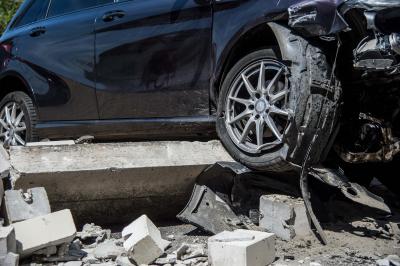 Ostfildern-Nellingen: 71 jaehriger Mercedesfahrer faehrt betrunken durch Ostfildern und durchbricht Mauer - Rote Ampeln und Ueberholverbote liess er ausser Acht